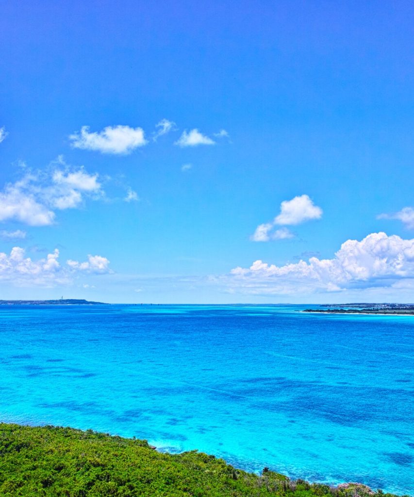 水色と青のコントラストが美しい沖縄の海